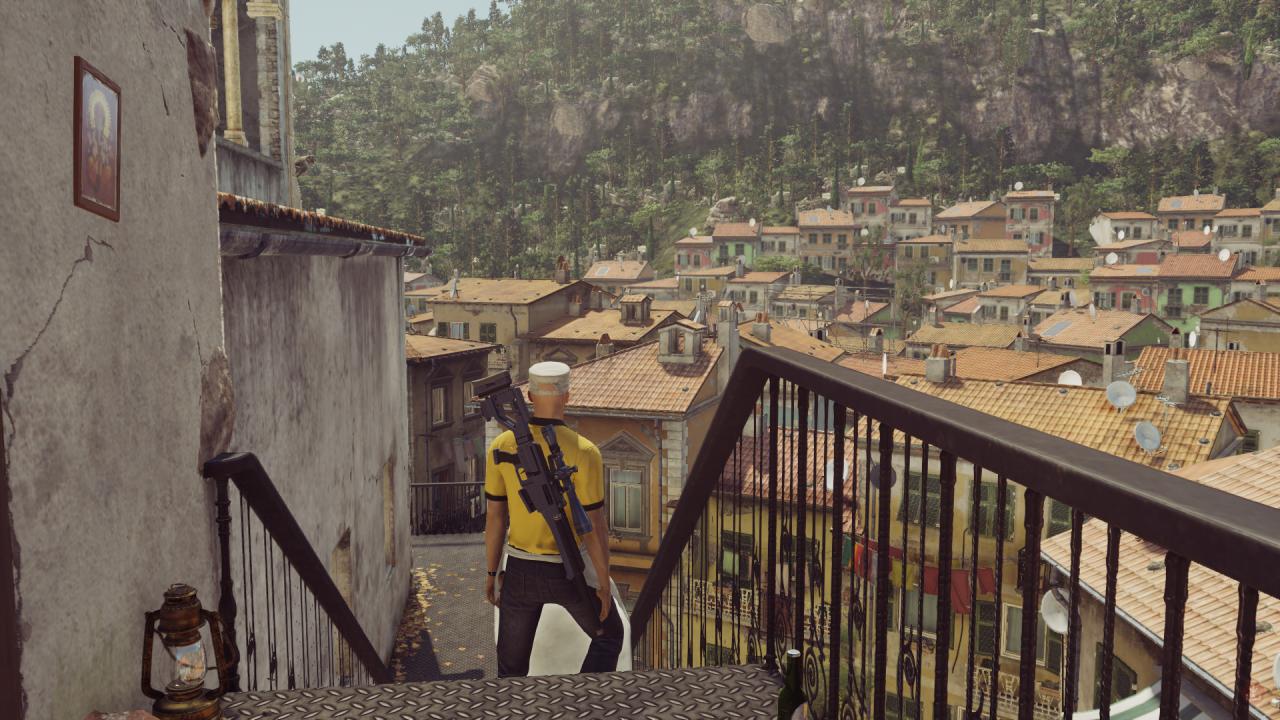Da nützt auch die beste Tarnung nix, wenn Agent 47 seine Sniper-Waffe so offen herum trägt. Ein tragbarer Waffenkoffer wie in Codename 47 wäre da schön!