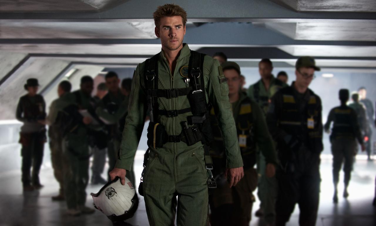 Liam Hemsworth spielt den jungen Piloten Jake Morrison