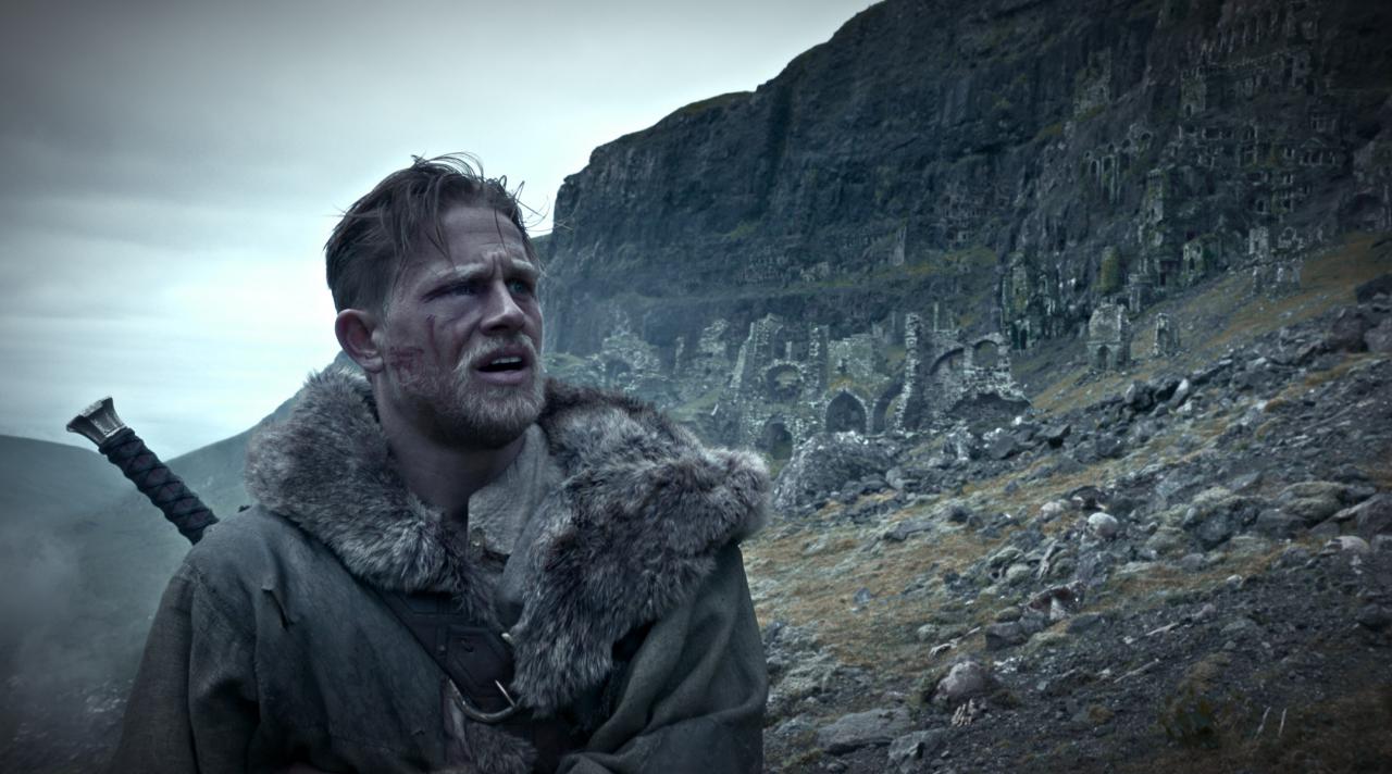 Charlie Hunnam als King Arthur