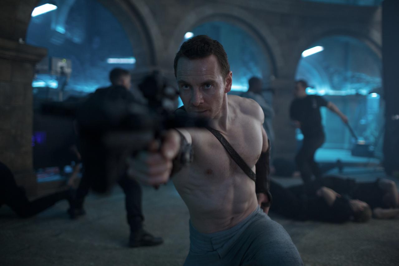Michael Fassbender reist als Assassine durch die Zeit.
