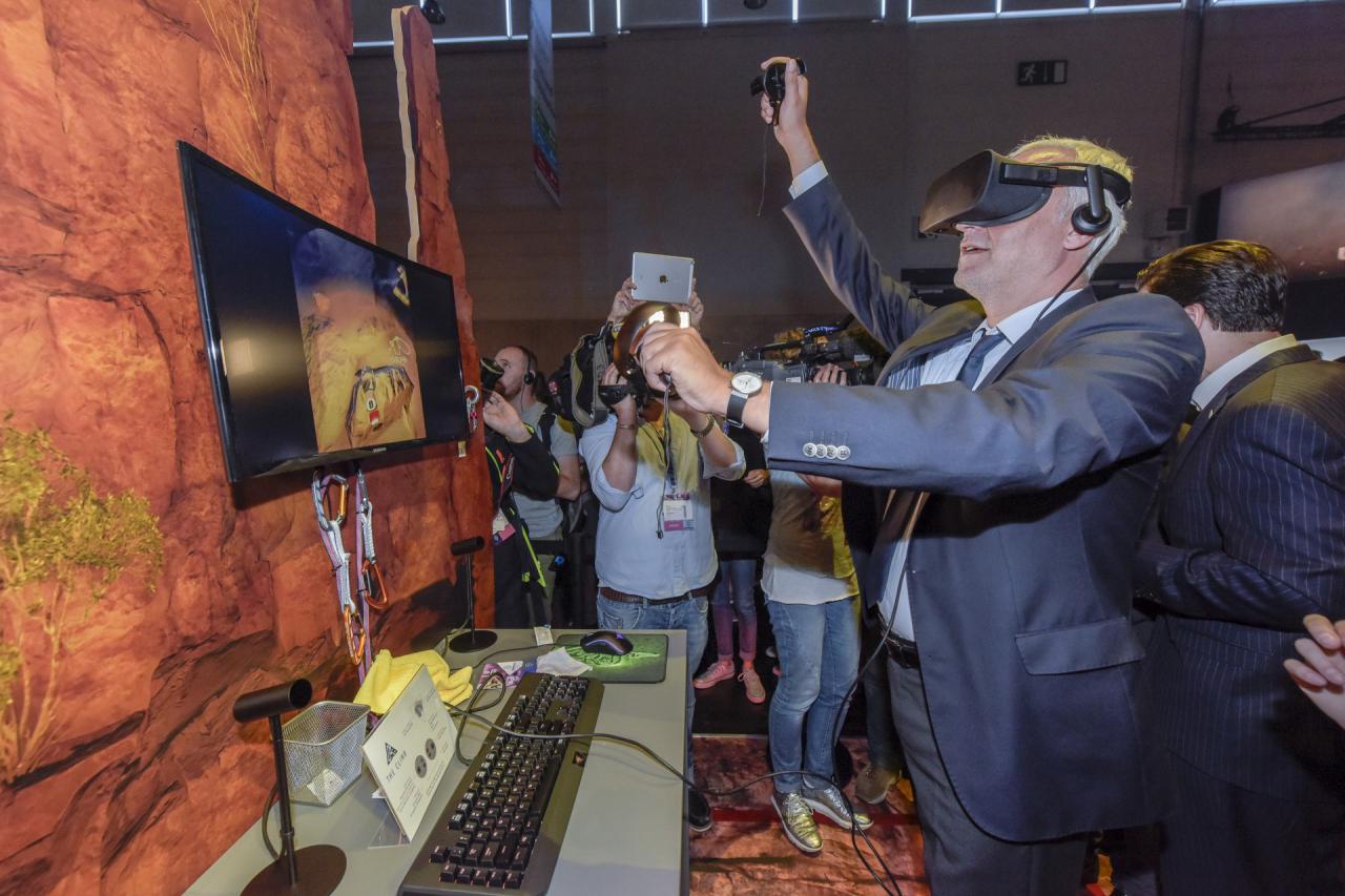[19/08/2016] Sehr praktisch: Auf der Gamescom kann Otto Normalspieler die teuren Virtual-Reality-Brillen ausprobieren.