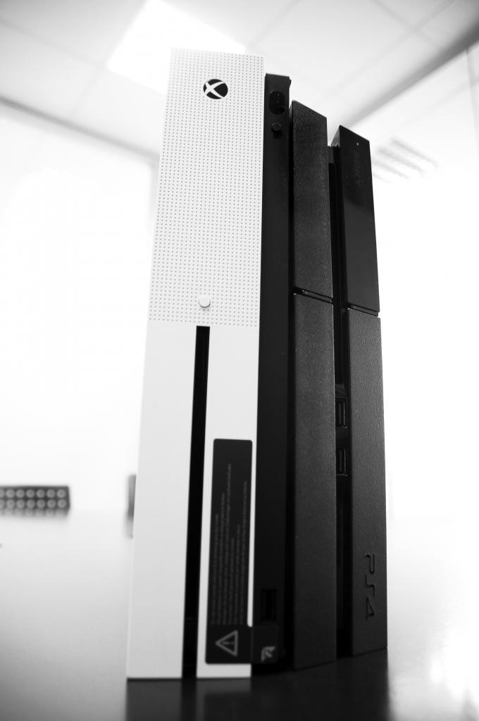 [02/08/2016] Xbox One S vs. PS4 im Bildervergleich. (8)