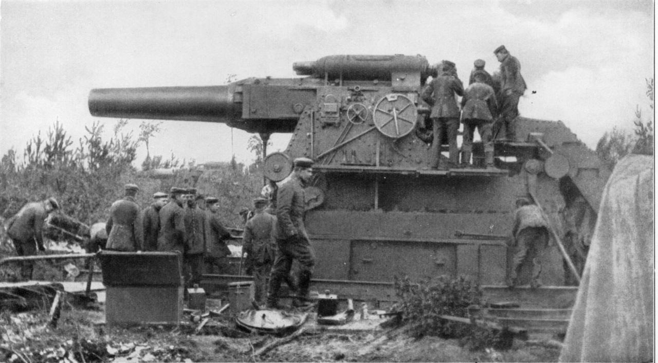 [26/09/2016] Deutsche Soldaten machen die Dicke Bertha feuerbereit. Im Ersten Weltkrieg dominierte die Artillerie das Schlachtfeld.