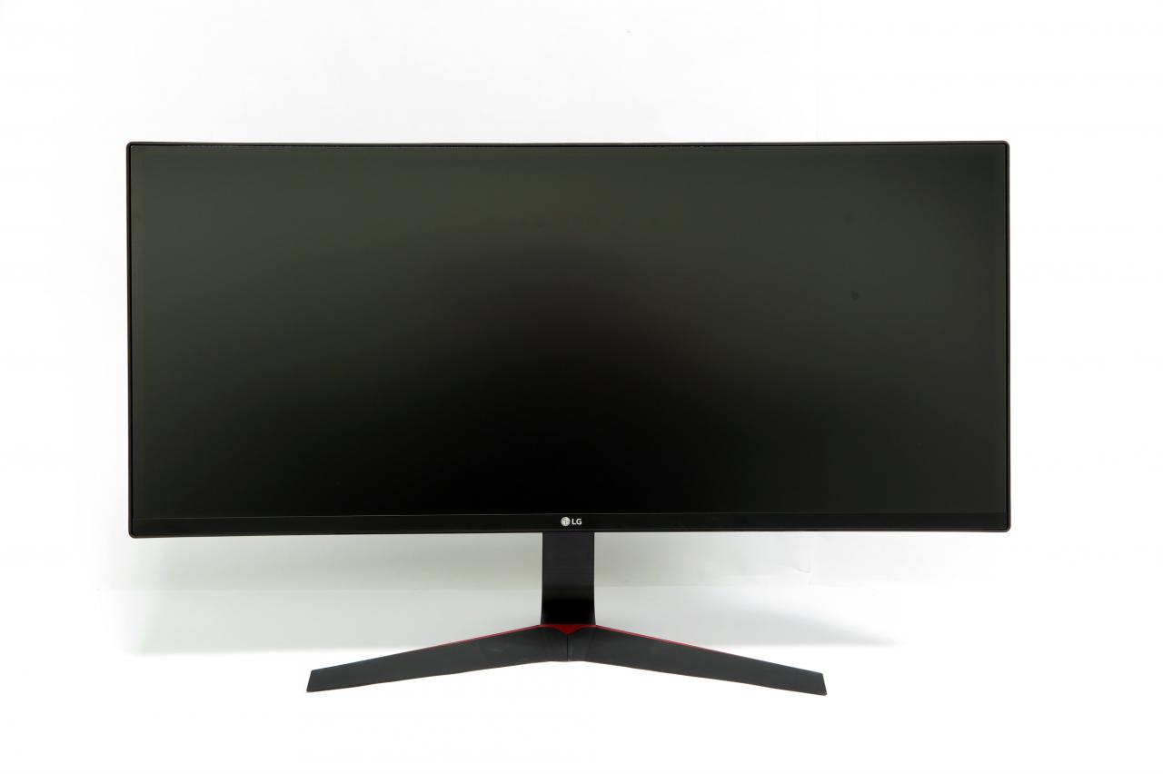 [23/09/2016] LG 34UC79G-B: Vorderansicht. Die mattiert beschichtete Paneloberfläche spiegelt nur leicht.