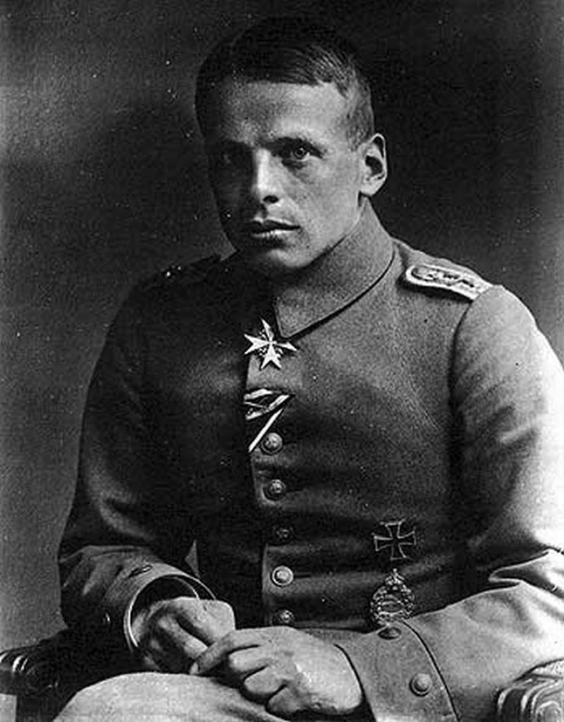 [26/09/2016] Oswald Boelcke war einer der bekanntesten deutschen Jagdflieger im Ersten Weltkrieg. Seine Regeln für den Luftkampf, die sogenannte Dicta Boelcke, haben noch heute Gültigkeit.