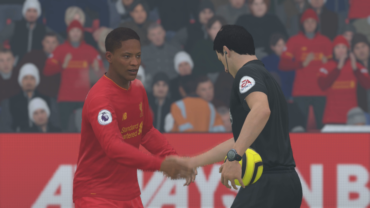 [06/10/2016] Alex Hunter erhält den Ball des Spiels, nachdem er einen Hattrick erzielt hat.