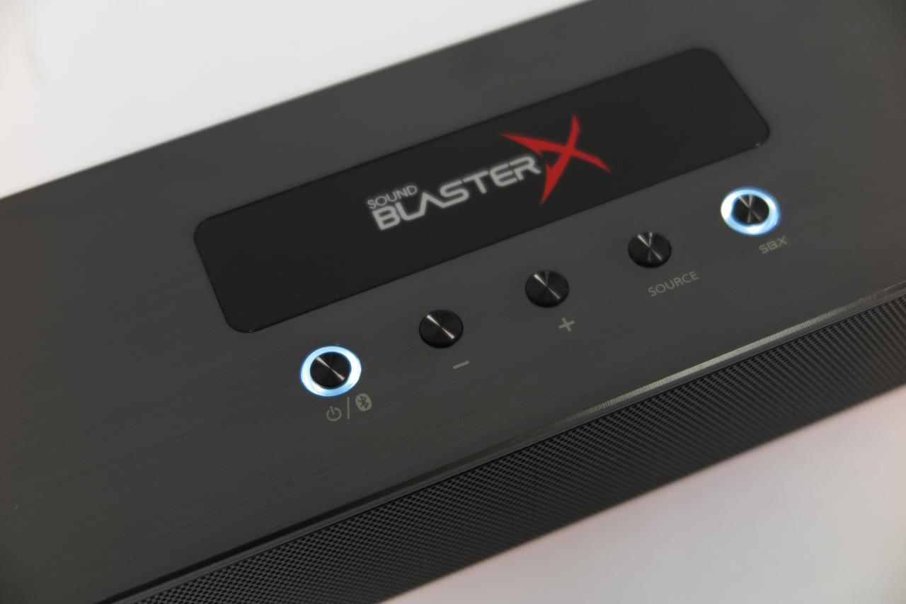 [24/04/2017] Die wichtigsten Bedienelemente sind an der Oberseite des Katanas angebracht. Eine Fernbedienung mit weiteren Funktionen liegt bei, zudem können mit der umfangreiche Software Sound Blaster Connect Klang und Beleuchtung individualisiert werden und in Profile gespeichert werden.