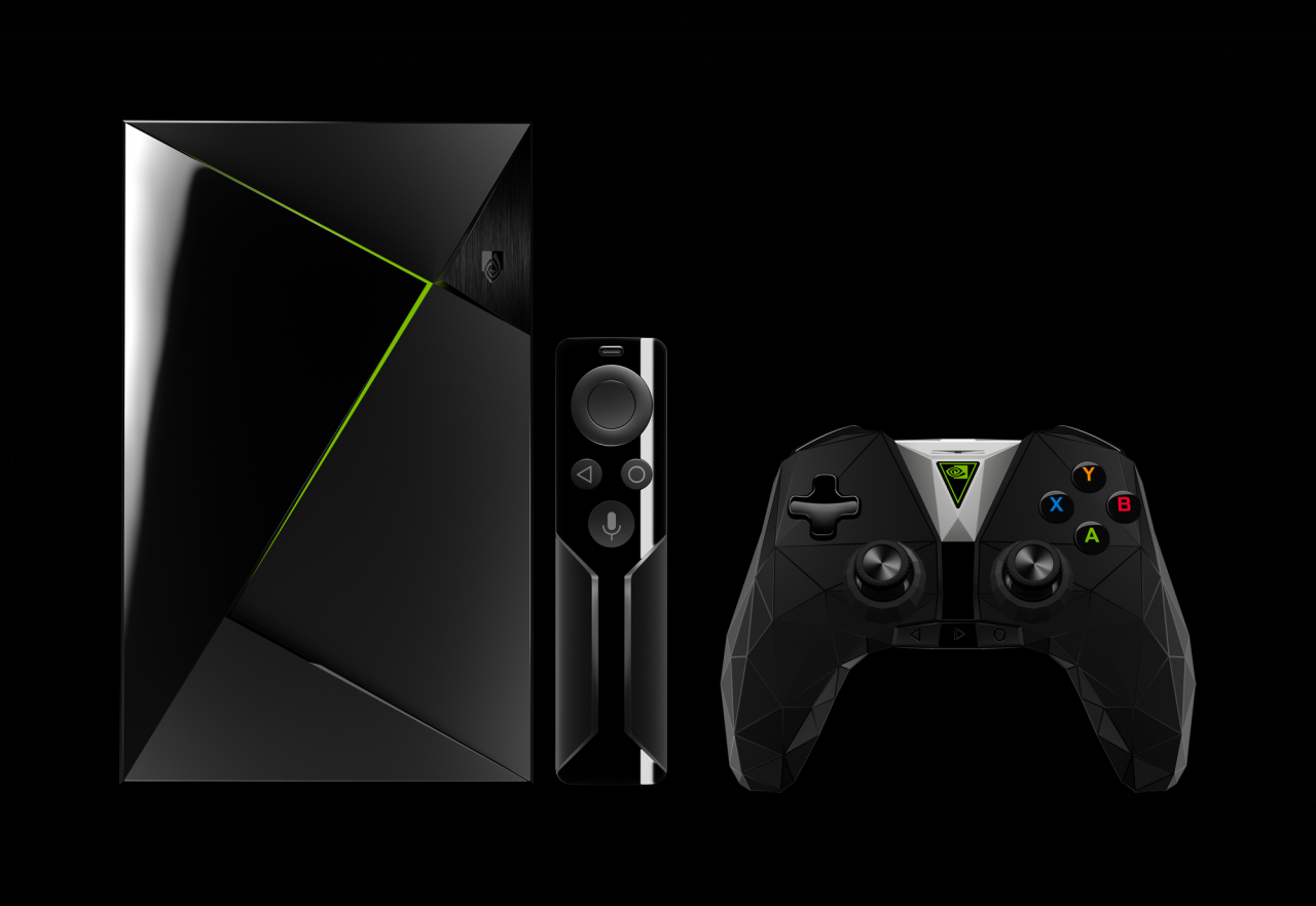 [21/04/2017] Am Design der Konsole hat sich bis auf einen grünen LED-Streifen nichts getan. Der Controller wurde hingegen komplett überarbeitet und lässt sich für das 2015er-Modell auch einzeln ordern. Erfreulich: Wer die mitgelieferte Fernbedienung wie beim Vorgänger noch nachgekauft hätte, spart knapp 50 Euro.