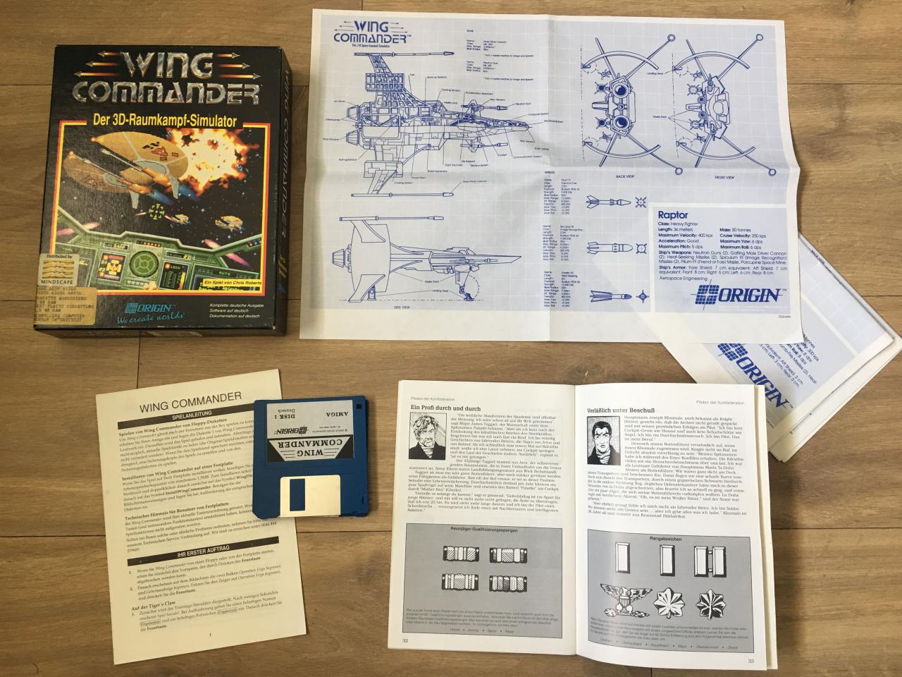 [21/04/2017] In der Box von Wing Commander (1990) befinden sich neben den Disketten Baupläne der Raumschiffe, die Spielanleitung sowie das 