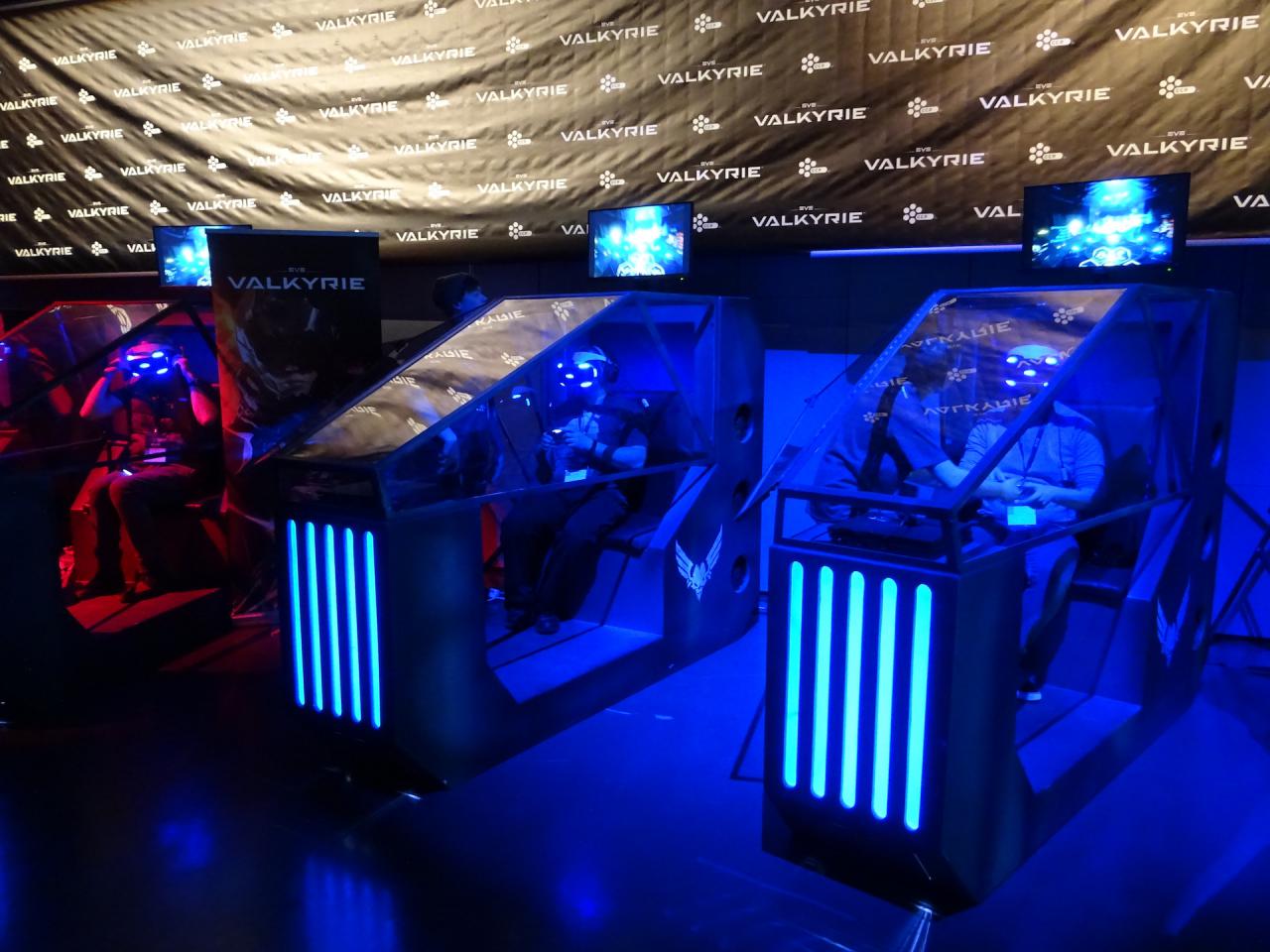 [11/04/2017] An diesen futuristischen Demo-Stationen durfte man erstmals das am 11. April erscheinende Groundrush-Update von Eve Valkyrie ausprobieren.
