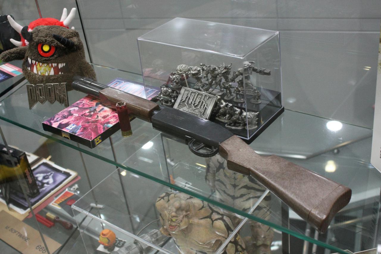 Ein Plastikgewehr in einer Glasvitrine.