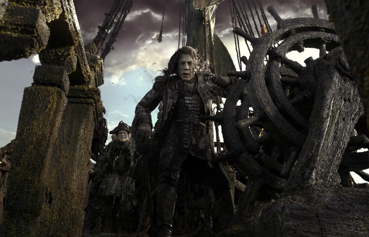 [26/05/2017] Captain Salazar (Javier Bardem) hat ein persönliches Motiv für seine Rache an Jack Sparrow. Durch seine Schuld muss der Spanier ein ewiges Dasein als Untoter fristen.