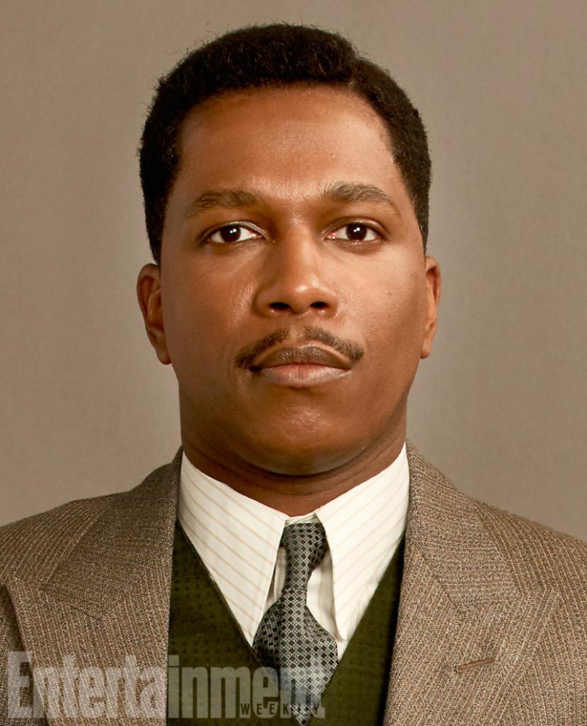 Leslie Odom Jr. als Colonel Arbuthnot in 