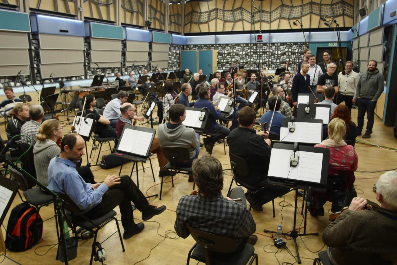 [08/08/2017] Das FILMharmonic Orchestra in Prag hat mit über 60 Musikern und dem Komponisten Tilo Alpermann den Soundtrack für Die Säulen der Erde aufgenommen.