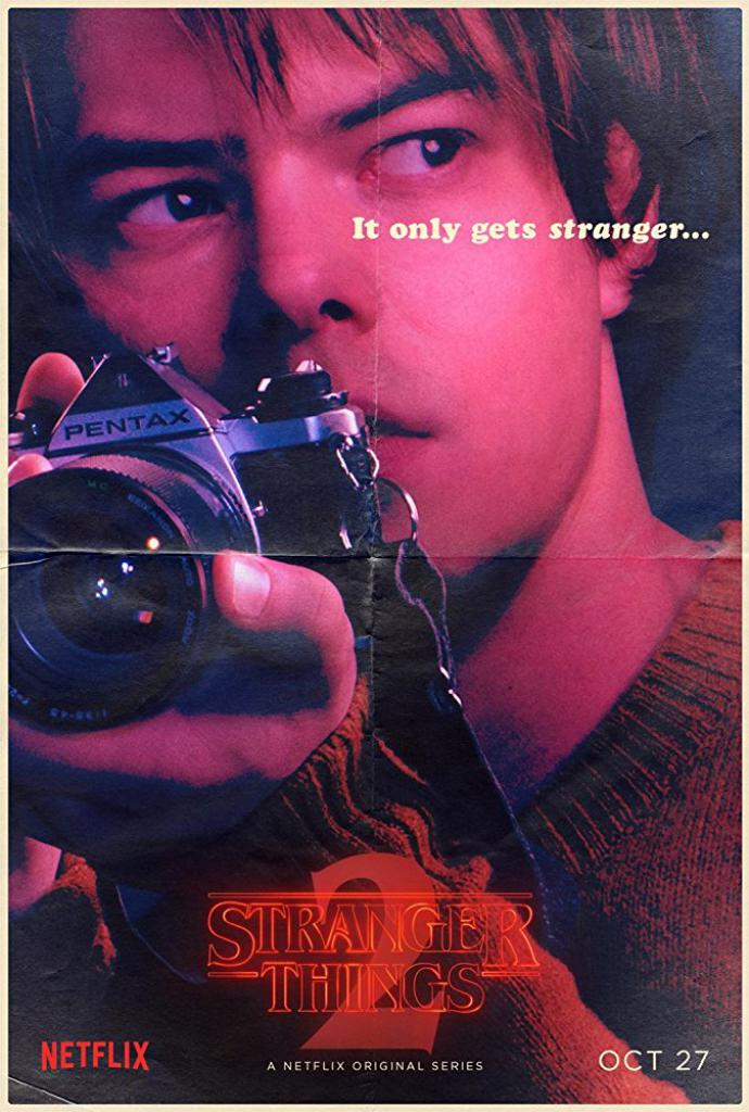 Charlie Heaton als Jonathan Byers auf dem Charakterplakat zur 2. Staffel von 