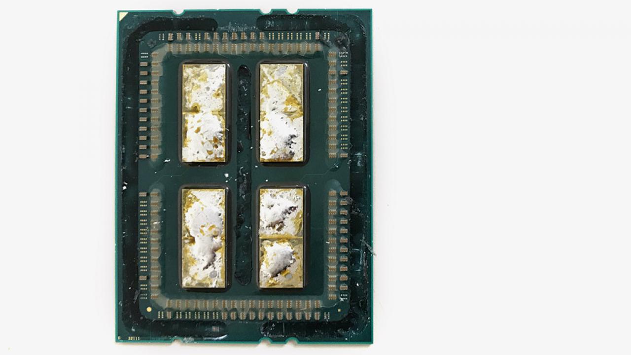 [21/12/2017] Der Übertakter-Spezialist der8auer köpft häufig CPU - hier ein AMD Threadripper X1950 mit seinen vier Modulen, die je vier Kerne beheimaten. Durch SMT kommt der 16-Kerner auf 32 Threads.