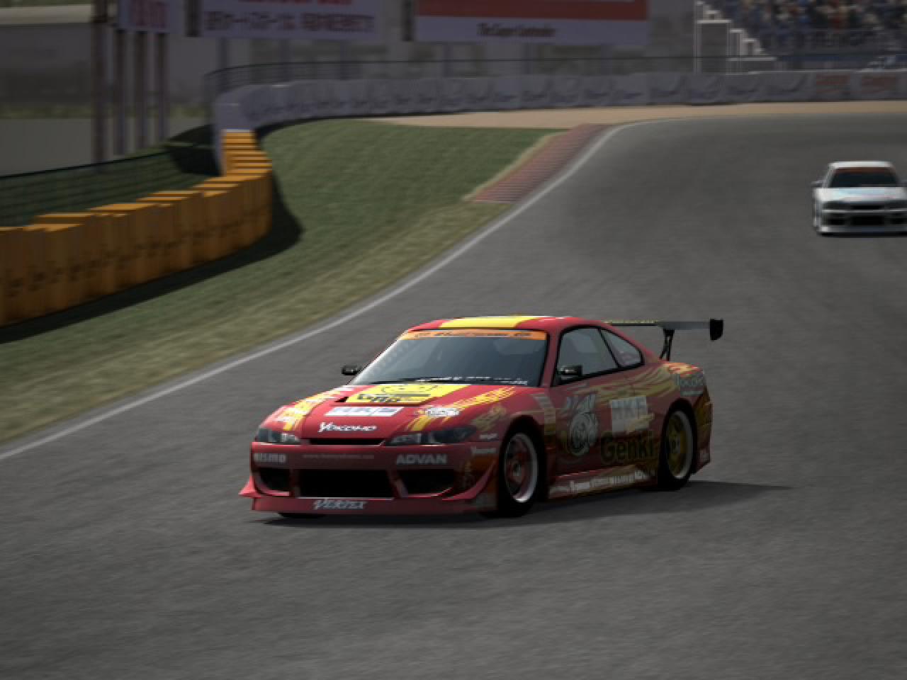 [20/12/2017] Gran Turismo 4 lässt lange auf sich warten. Polyphony Digital überarbeitet die komplette Grafik-Engine und integriert Funktionen wie den B-Spec-Modus, in dem ihr als Crew-Chef fungiert.