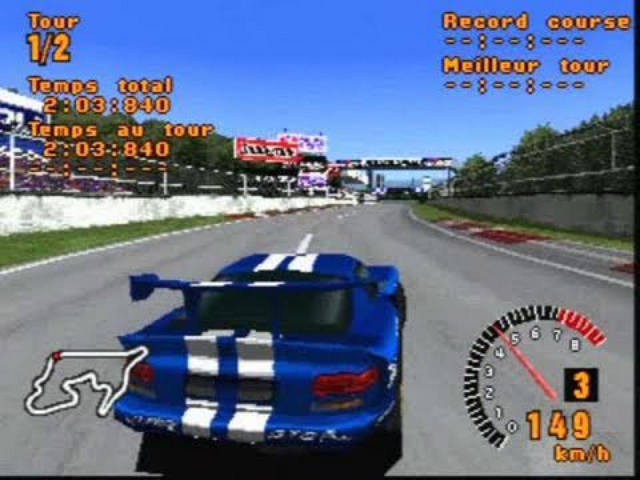 [20/12/2017] Technisch aus heutiger Sicht eher grobschlächtig, findet das allererste Gran Turismo seinerzeit den Mittelweg zwischen Realität, Anspruch und Einsteigerfreundlichkeit.