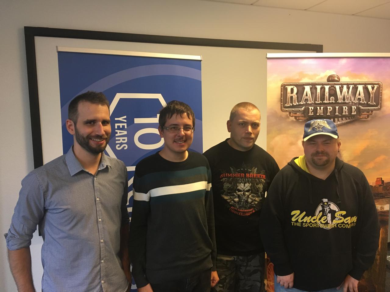[07/12/2017] Der Game Designer Christian Günter (li.) von Railway Empire mit unserem Leser-Trio: Tobias Keller, Marko Möbius und Thorsten Köchy (von links nach rechts).