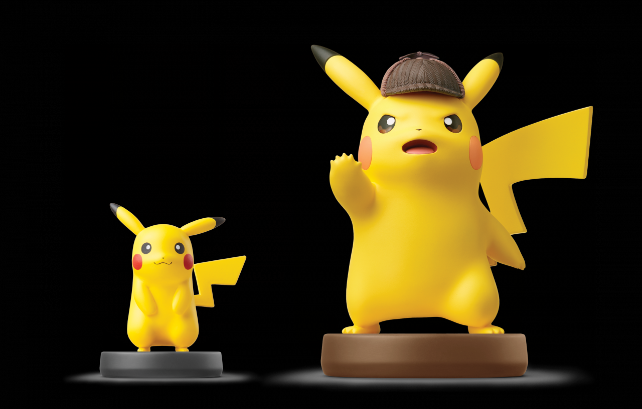 Gleichzeitig mit dem Spiel erscheint eine besonders große Amiibo-Figur im Stil von Detektiv Pikachu, die Pikachu-Sequenzen abgeschlossener Kapitel freischaltet.