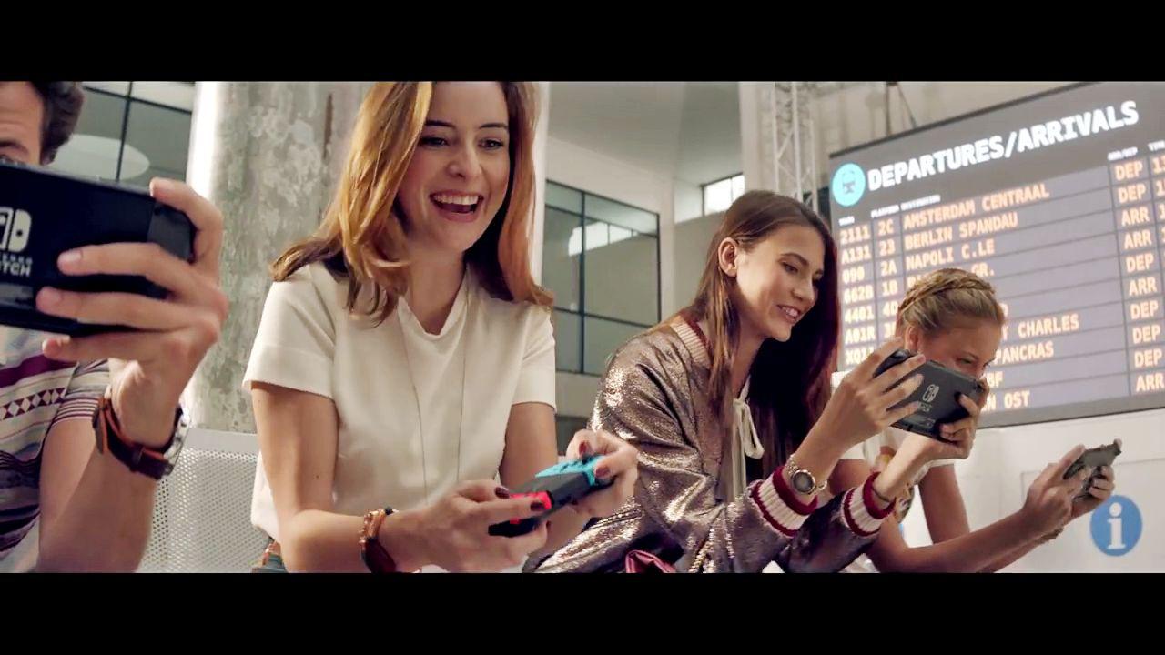 [20/02/2018] Nintendo hat die Switch im ersten Jahr mit hochwertig produzierten Werbeclips beworben, die in erster Linie begeisterte Zocker in ihren Zwanzigern in sämtlichen Lebenslagen zeigen.