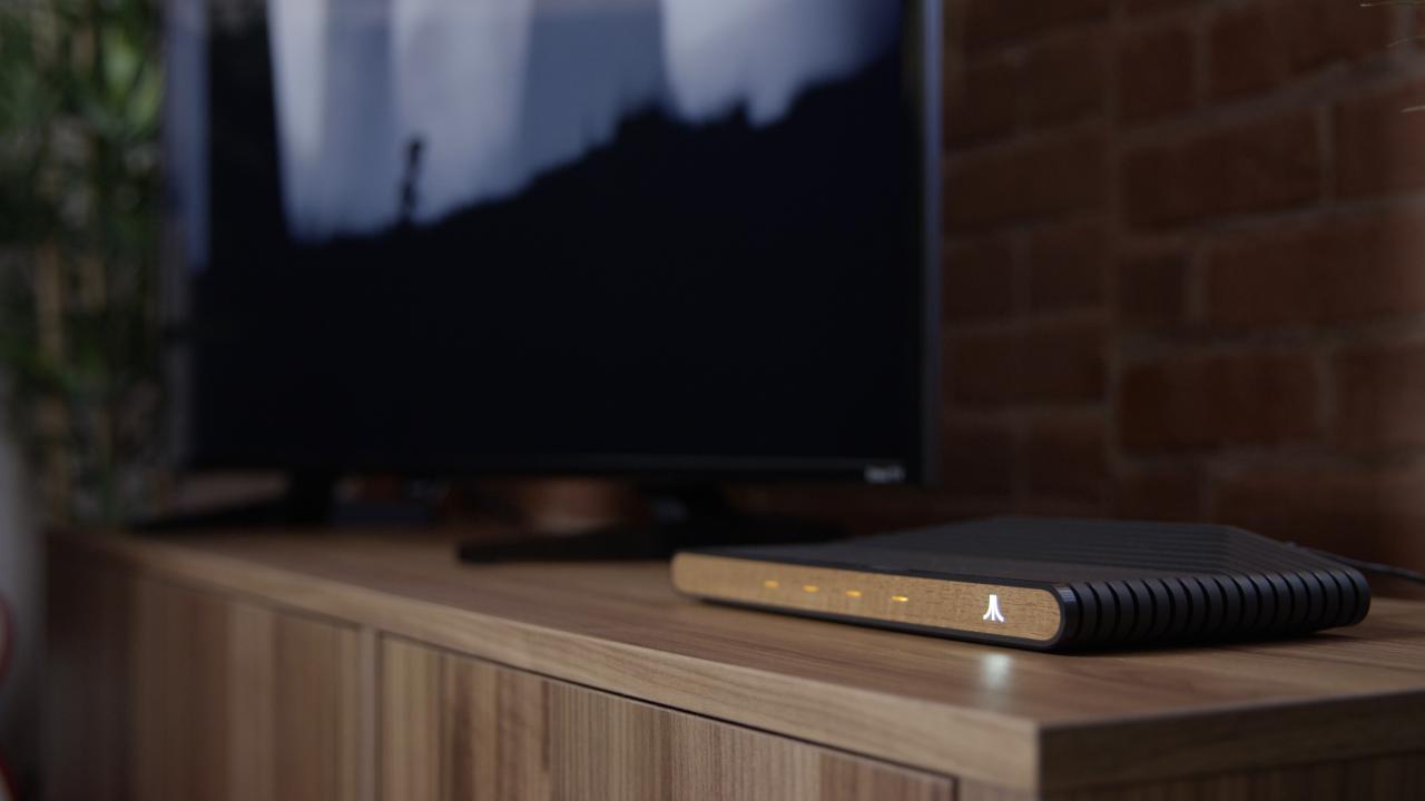[20/03/2018] Klein, aber oho: Das Atari VCS soll im Laufe des Jahres erscheinen. Ihr schließt es bequem über HDMI am TV-Gerät an.