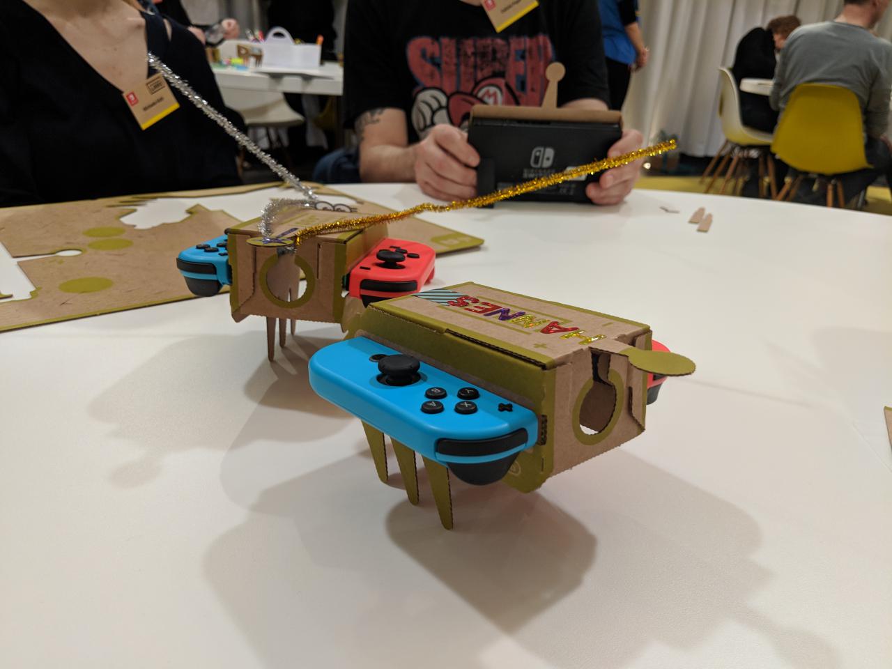Da dem Multi-Set ausreichend Materialien für zwei RC-Autos beiliegen, könnt ihr (insofern ihr zwei Joy-Con-Paare besitzt) euch einen Freund schnappen und gegeneinander zu Rennen antreten oder kämpfen.