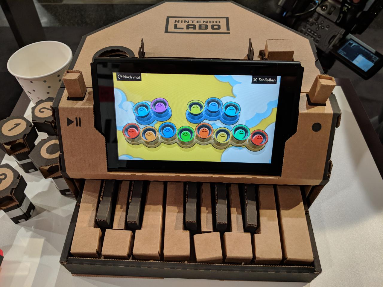 Das Klavier aus dem Multi-Set ist ziemlich beeindruckend, wenn es vor einem steht. Wie bei einem echten Klavier dürft ihr hiermit in die Tasten hauen.