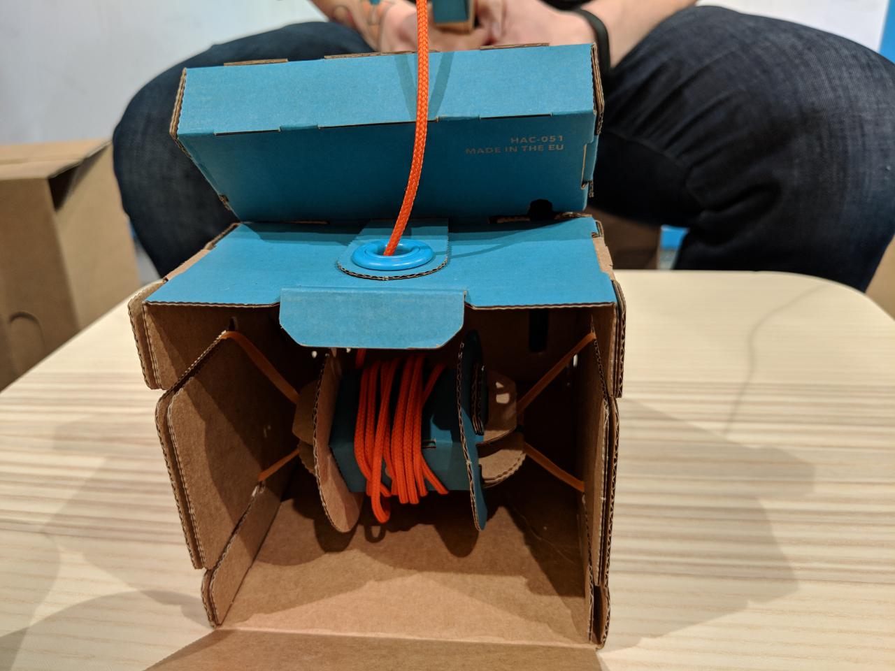 Die Angelrute kann, ganz wie ein echtes Exemplar, ausgefahren werden. Die Schnur endet im Bodenteil mit der Switch und wird aufgerollt.