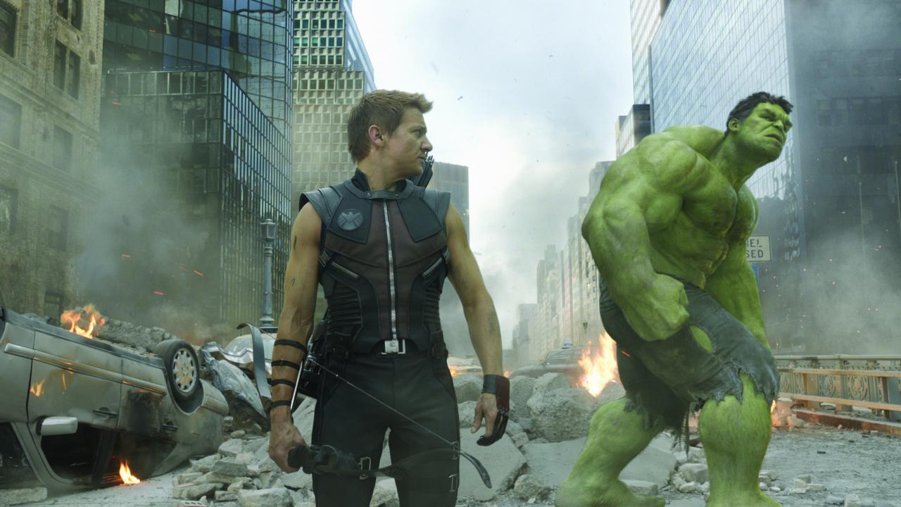 Szenenbild: "Marvel´s The Avengers" (2012) - Hawkeye und Hulk im Kampf