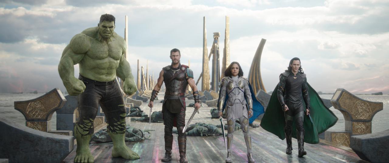 Szenenbild: "Thor: Die Entscheidung" (2017) - von links: Hulk, Thor, Walküre und Loki