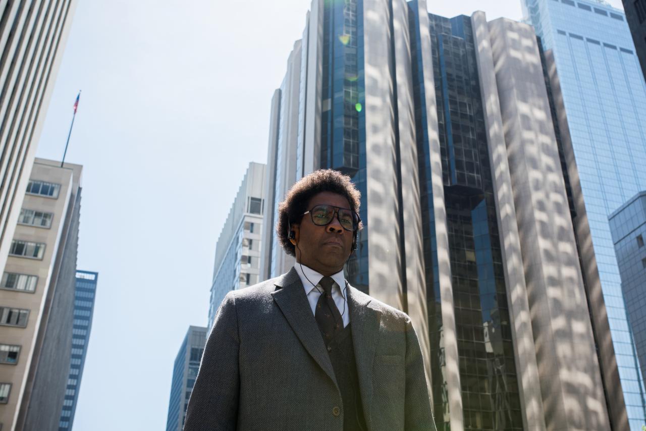Szenenbild: "Roman J. Israel, Esq." - Roman auf dem Weg durch Los Angeles aus der Froschperspektive mit Wolkenkratzern im Hintergrund.