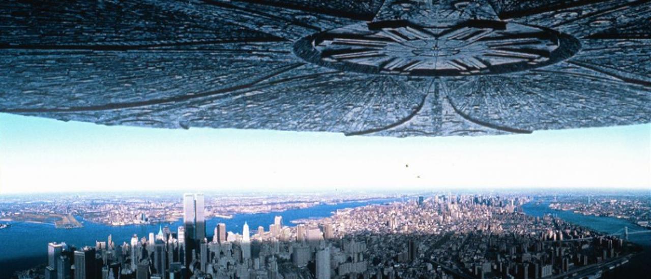 In Independence Day erscheint ein riesigen Alien-Raumschiff im Orbit.