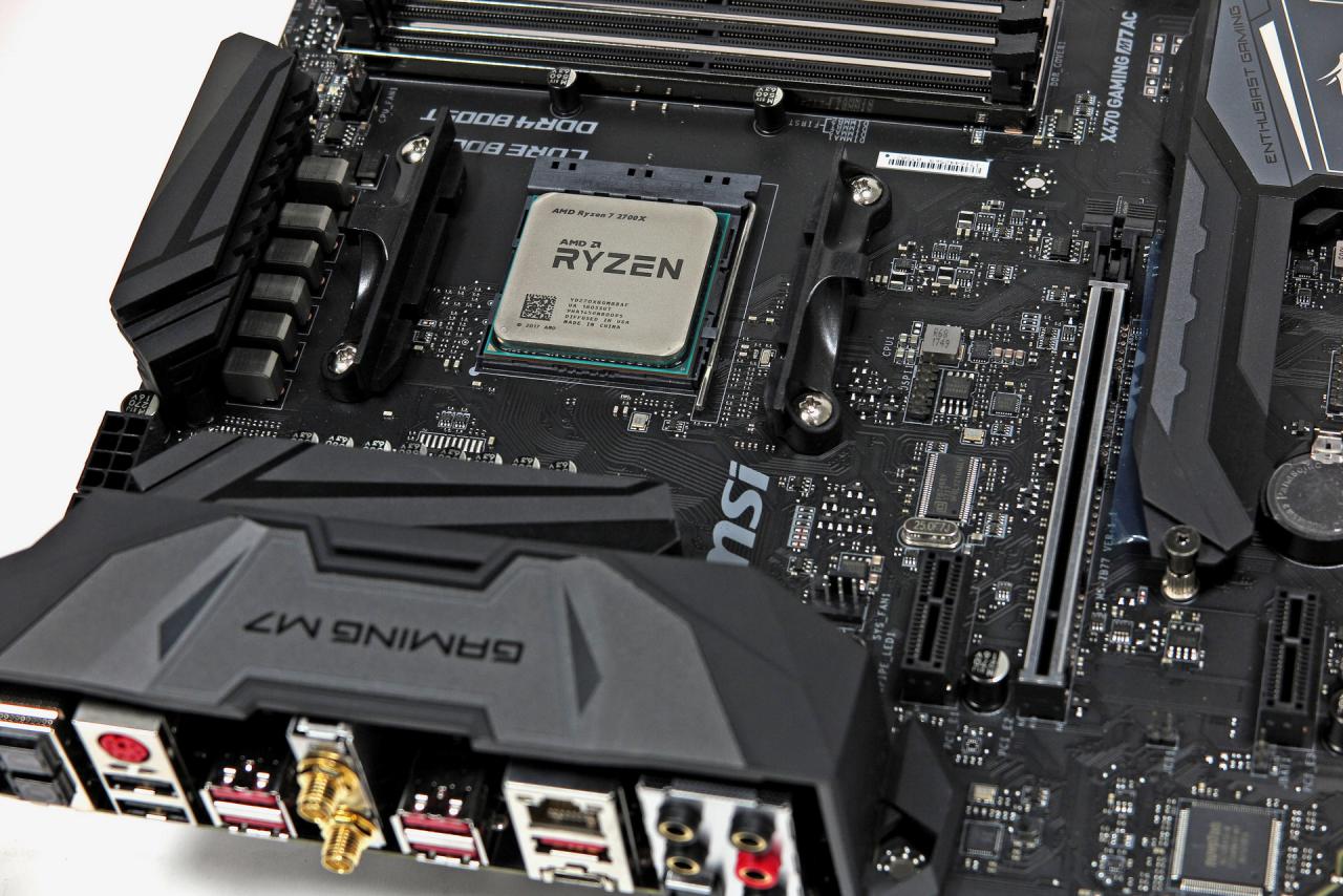 [19/04/2018] AMD Ryzen Pinnacle Ridge im Sockel eines Mainboards verbaut
