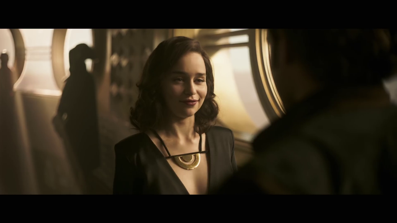 [13/04/2018] Qi'ra ist seit Kindheitstagen die kriminelle Partnerin von Han Solo. Beide sind zusammen auf den Straßen von Corellia aufgewachsen.