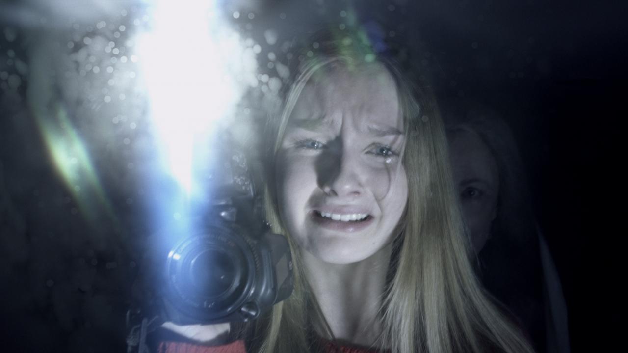 Szenenbild "The Visit" (2015) - Becca filmt sich nachts selbst mit der Kamera