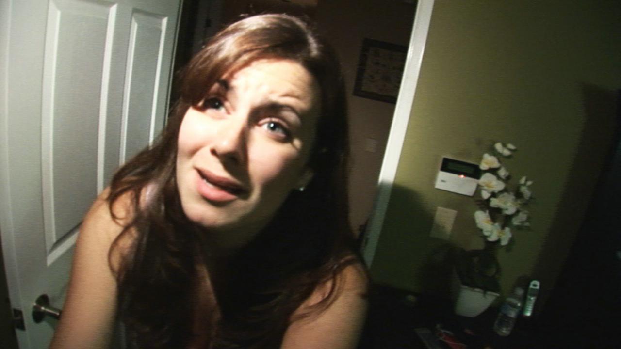 Szenenbild "Paranormal Activity" (2008) - Katie voller Angst schaut an der Kamera vorbei