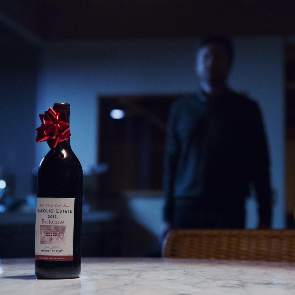 Szenenbild "The Gift" (2015) - Ein unverhofftes Geschenk auf dem Tisch von Simon und Robyn