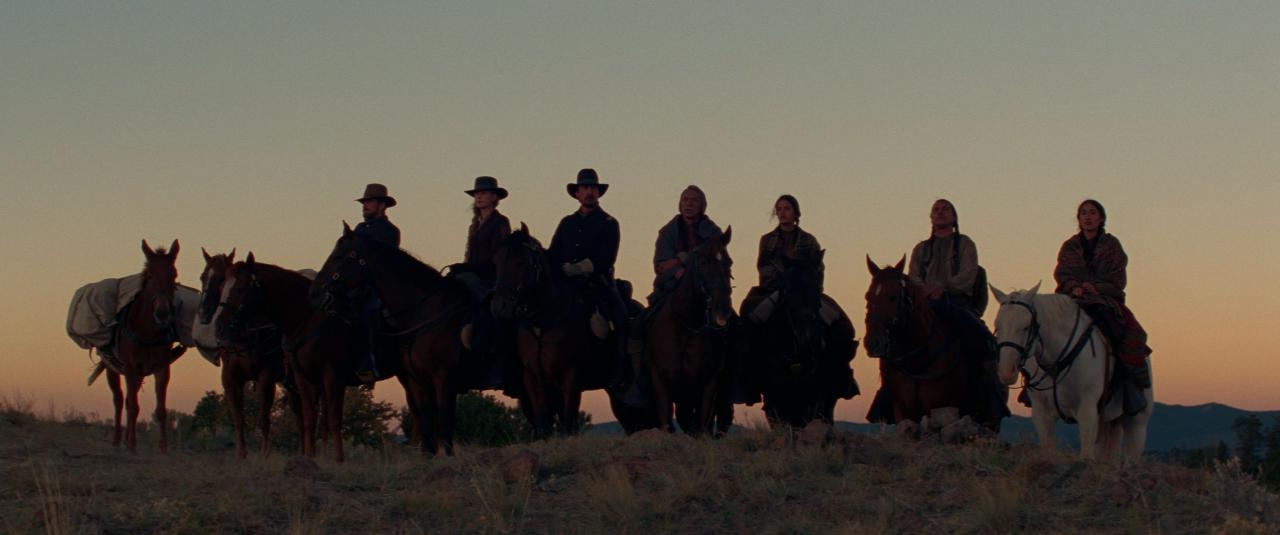 Szenenbild: "Feinde - Hostiles" (2018) - Die zusammengewürfelte Truppe um Armee-Offizier Joseph J. Blocker auf dem Weg nach Montana.