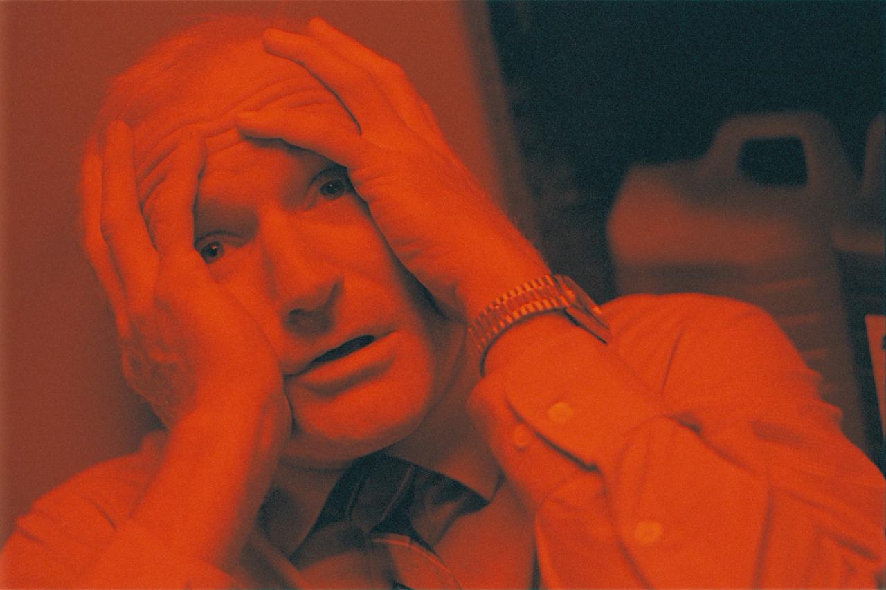 Szenenbild "One Hour Photo" (2002) - Sy kriegt einen Zusammenbruch im Fotolabor