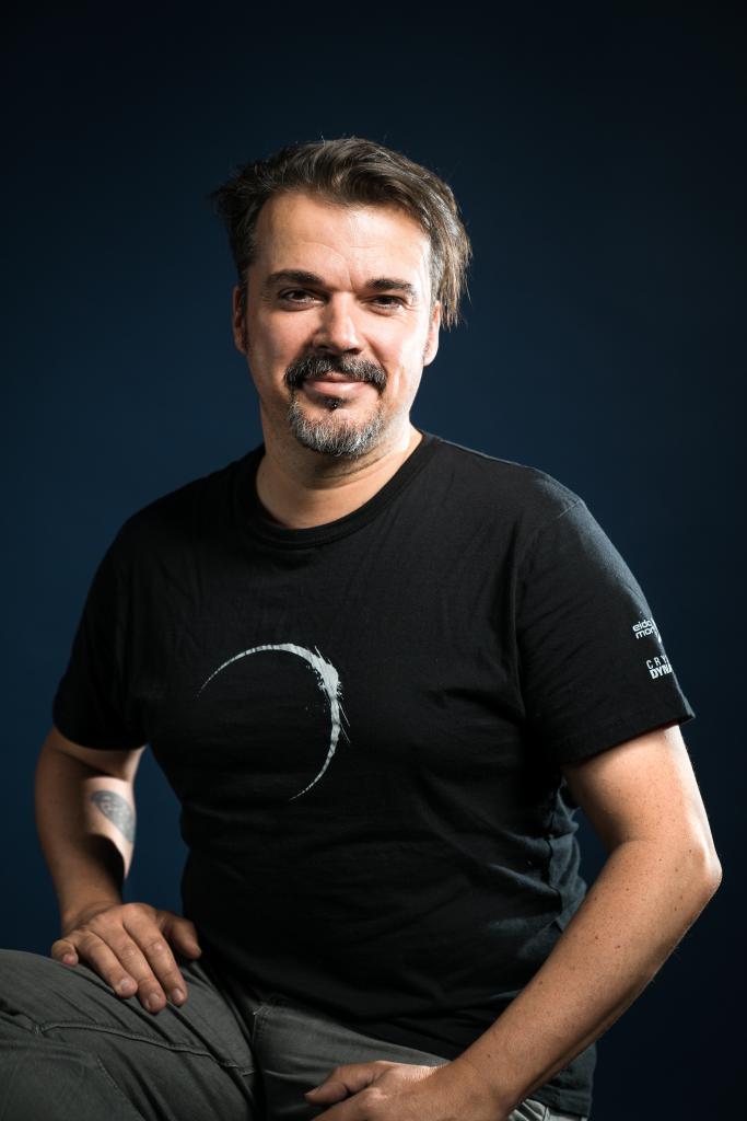 [04/05/2018] Vincent Monnier, Gameplay Director.Vincent ist seit 22 Jahren in der Videospiel-Branche, seit er 1995 als Spieletester bei Ubisoft in Frankreich angefangen hat. Im weiteren Verlauf bekleidete er verschiedenste Positionen in den vielen Ubisoft-Studios weltweit und arbeitete dabei an Assassin's Creed, Splinter Cell, Prince of Persia und Rayman mit. 2014 wechselte er zu Eidos Montreal, wo er als Lead Level Designer die Welten von Rise of the Tomb Raider entwarf.