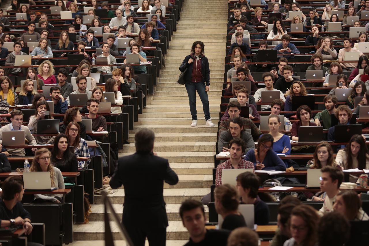 Szenenbild aus "Die brillante Mademoiselle Neïla" (2018) - Neila wird vor dem gesamten Vorlesungssaal von ihrem Professor verspottet.