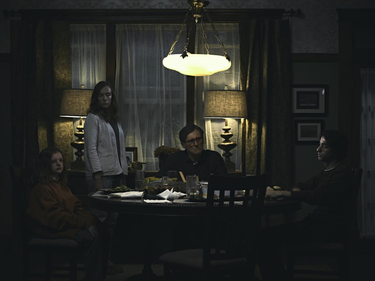 Szenenbild "Hereditary - Das Vermächtnis" (2017) - Familie Graham um den Esstisch versammelt.