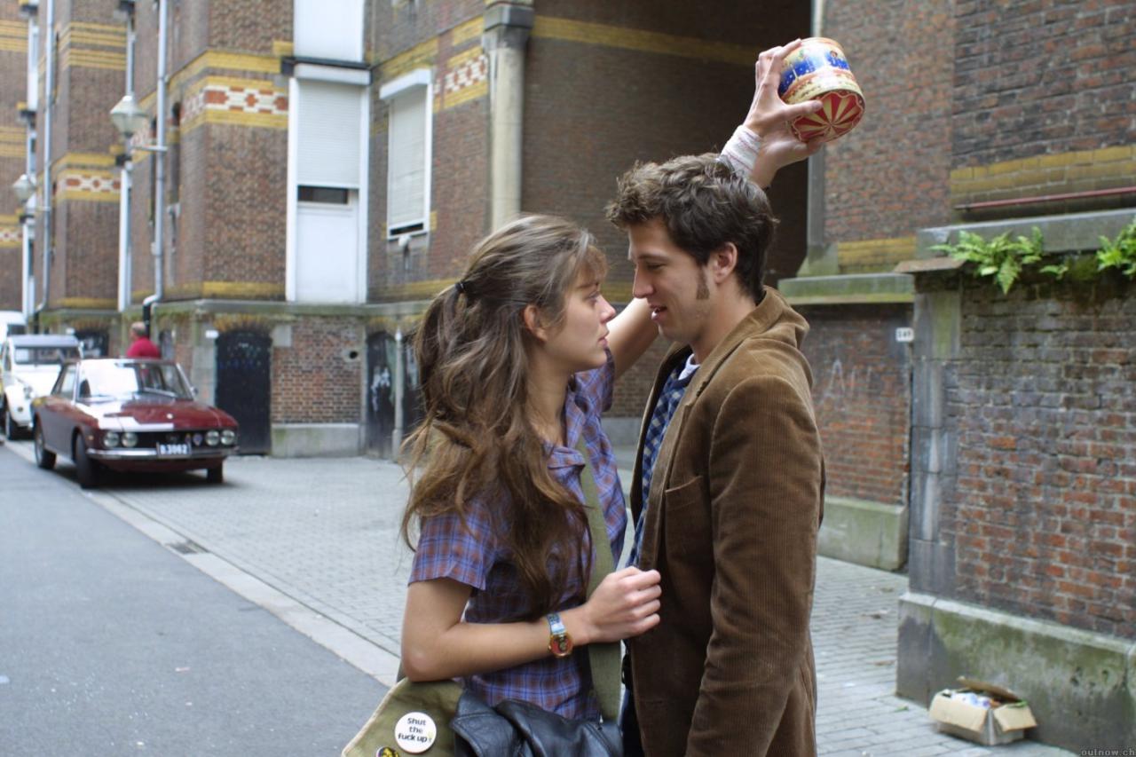Szenenbild aus "Liebe mich, wenn du dich traust" (2003) - Sophie und Julien bei der Ausübung ihres Spiels.