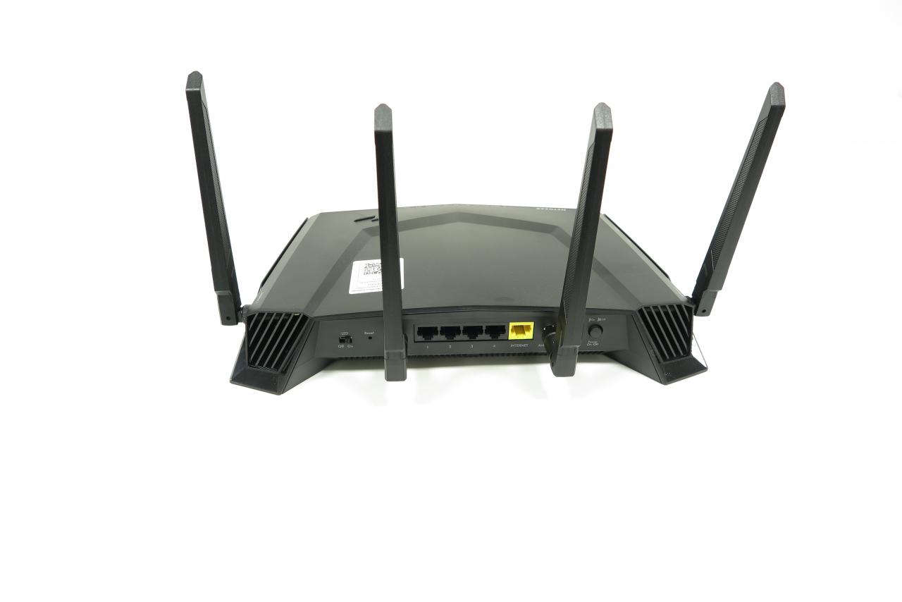 [06/06/2018] Netgear Nighthawk XR500: Dorsale Ansicht mit den fünf Gigbit-Ports, On/Off- und LED-Schalter
