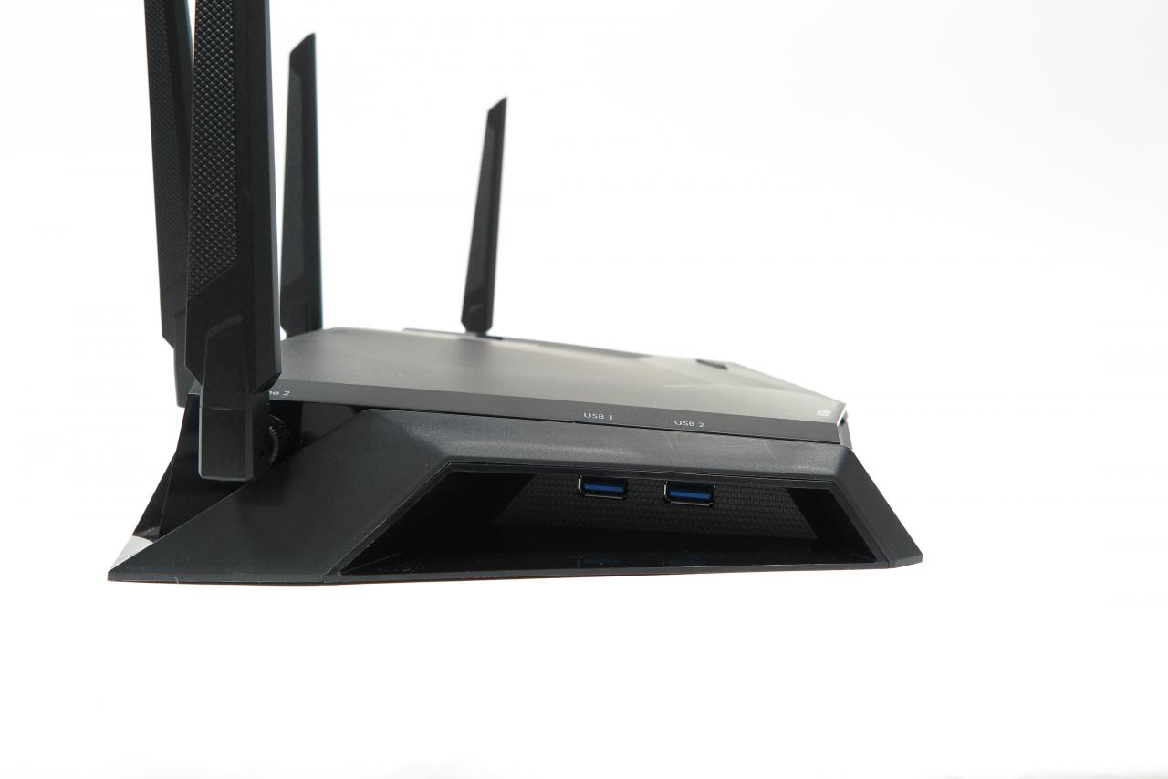 [06/06/2018] Netgear Nighthawk XR500: Seitlich sind die USB-3.0-Ports