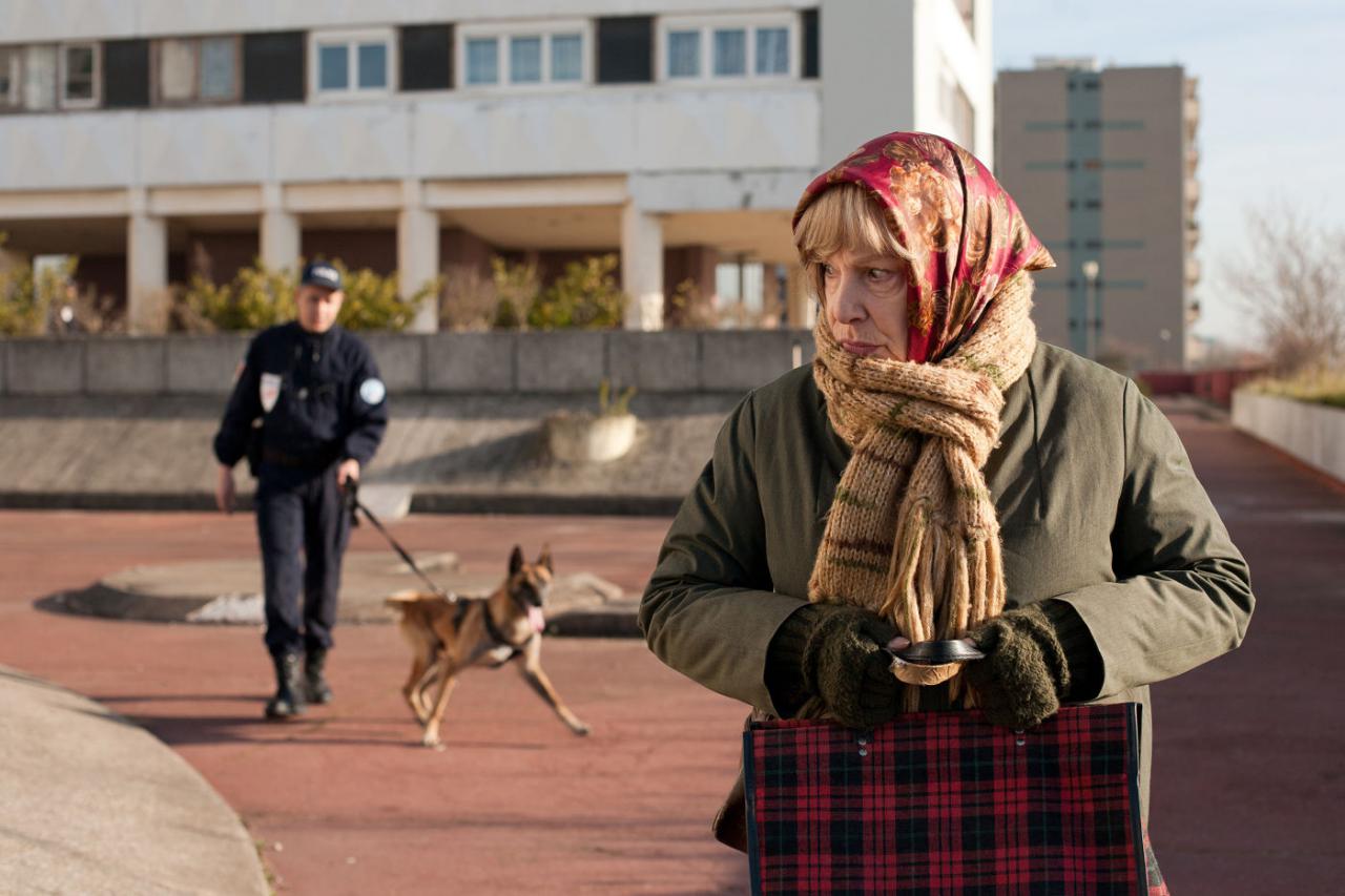 Szenenbild aus "Paulette" (2012) - Ein Drogenhund reagiert auf den Inhalt von Paulettes Tasche