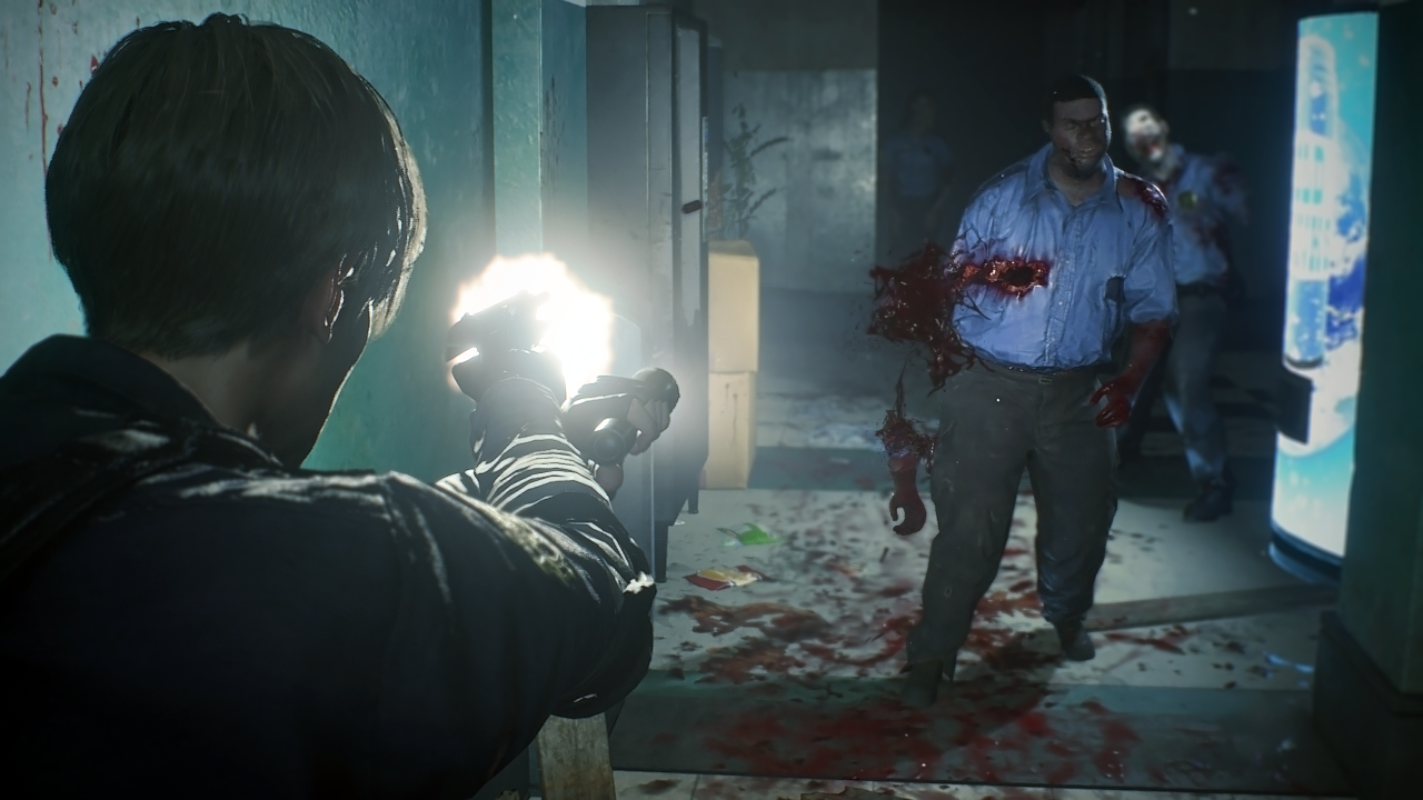 Leon im Kampf gegen einen Zombie in Resident Evil 2.