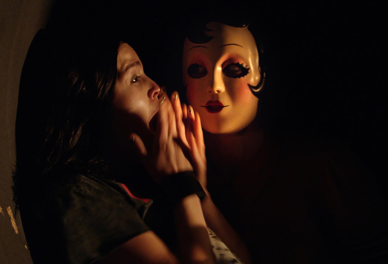 Szenenbild aus "The Strangers: Opfernacht" (2018). Du kannst dich vor den maskierten Psycho-Killern nicht verstecken.