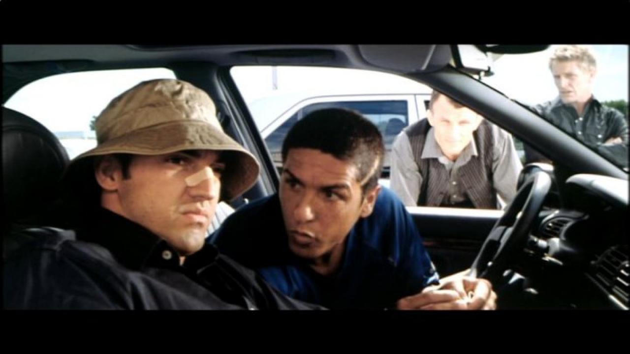 Szenenbild aus "Taxi" (1998) - Daniel und Émilien besprechen sich kurz vor dem Autorennen.